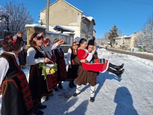 В Радювене наричаха за женитба в обичая &bdquo;Дойлада&ldquo;